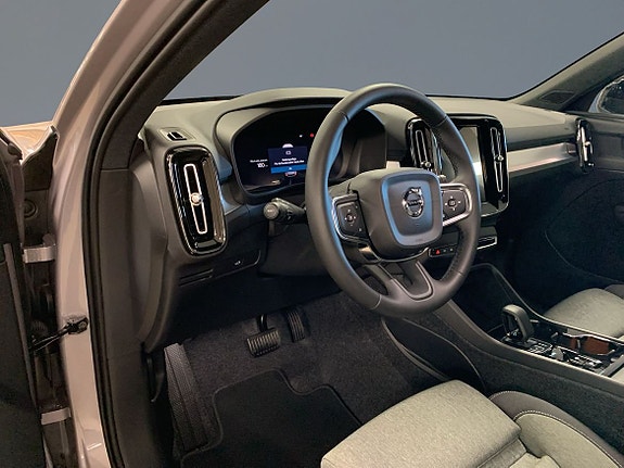 Volvo XC40 4 of 5