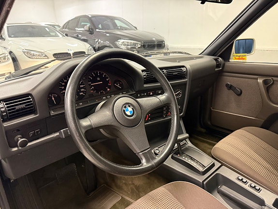 BMW 323i 13 of 28