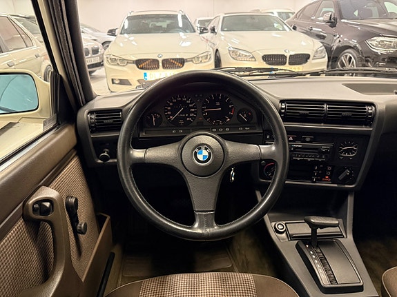 BMW 323i 21 of 28
