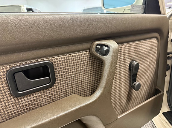 BMW 323i 12 of 28
