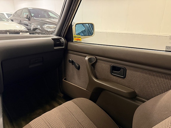 BMW 323i 26 of 28