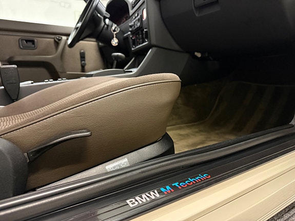 BMW 323i 17 of 28