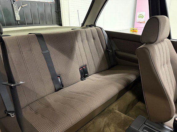 BMW 323i 19 of 28