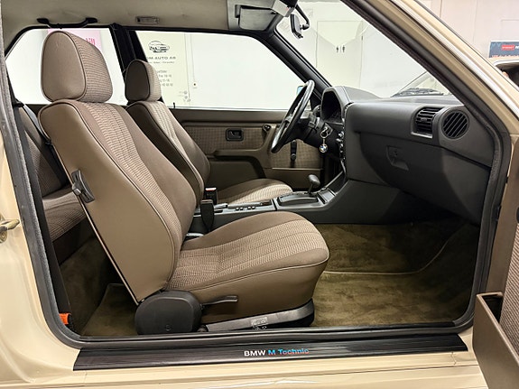BMW 323i 16 of 28