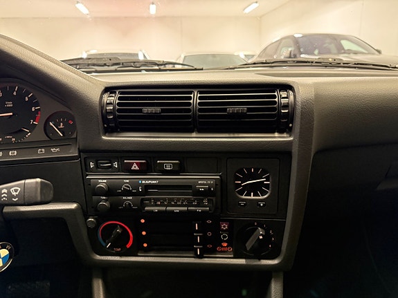 BMW 323i 23 of 28