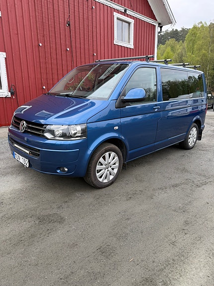Volkswagen Caravelle 2 of 5