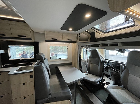 Sun Living S 75 SL B-körkort / 5 bältade platser / Automat 165hk / Taksäng 9 of 25