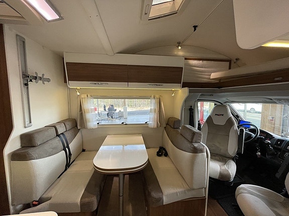 Pilote Essentiel C 700 /Solcell/6 bältade/6 sovplatser/Hög Lastvikt/Fint skick 8 of 26