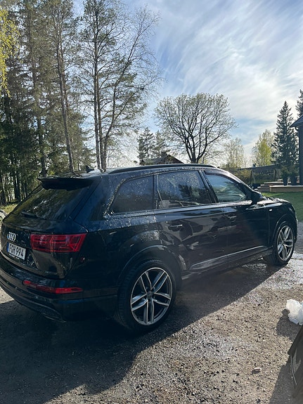 Audi Q7 2 of 5