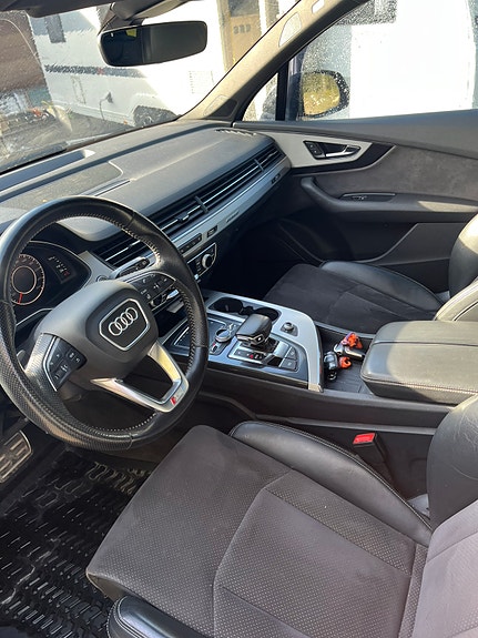Audi Q7 4 of 5