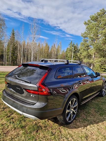 Volvo V90 Cross Country 2 of 5