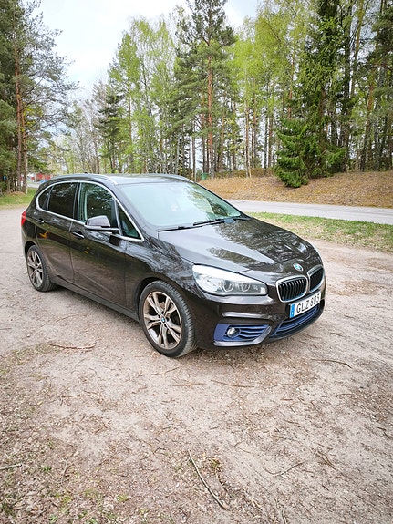 BMW 218d 3 of 5
