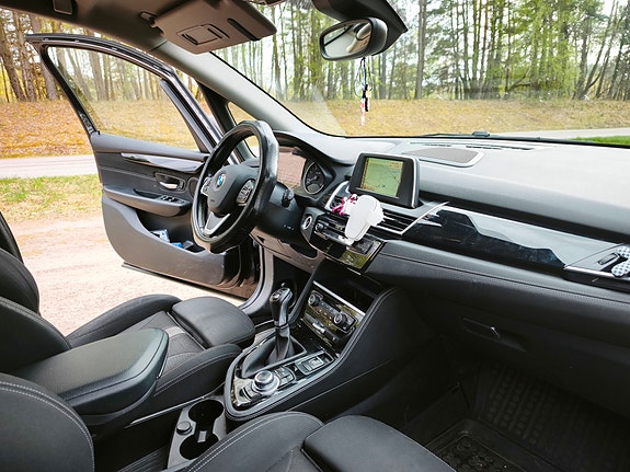 BMW 218d 6 of 8