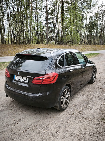 BMW 218d 4 of 5