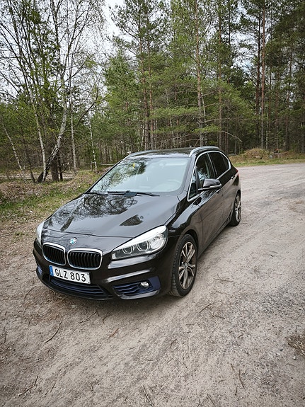 BMW 218d 2 of 5