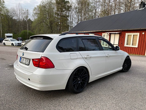 BMW 318d 3 of 5