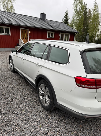 Volkswagen Passat Alltrack 2 of 3