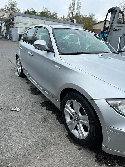 BMW 118d 2 of 5