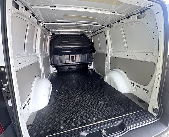 Mercedes-Benz eVito Tourer 16 of 20