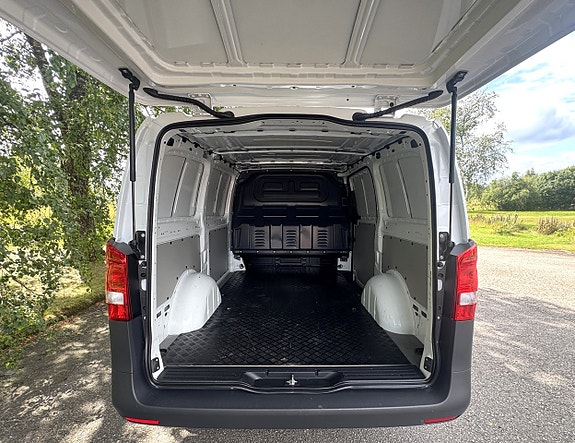 Mercedes-Benz eVito Tourer 8 of 20