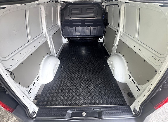 Mercedes-Benz eVito Tourer 14 of 20