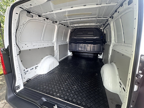Mercedes-Benz eVito Tourer 15 of 20
