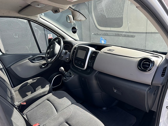 Renault Trafic 9 of 15