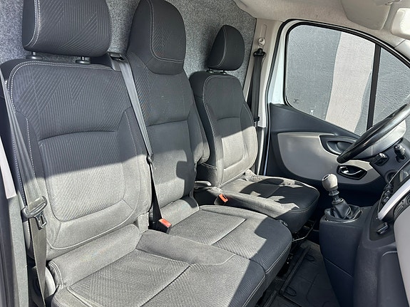 Renault Trafic 10 of 15