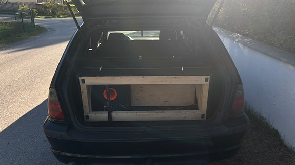 BMW 320i 4 of 7