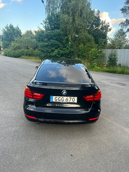 BMW 320d 2 of 11
