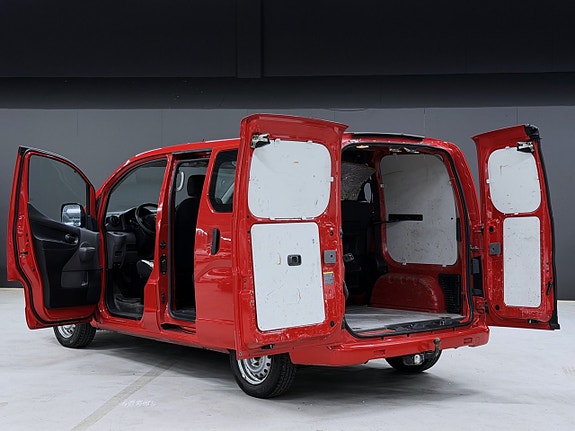 Nissan NV200 6 of 9