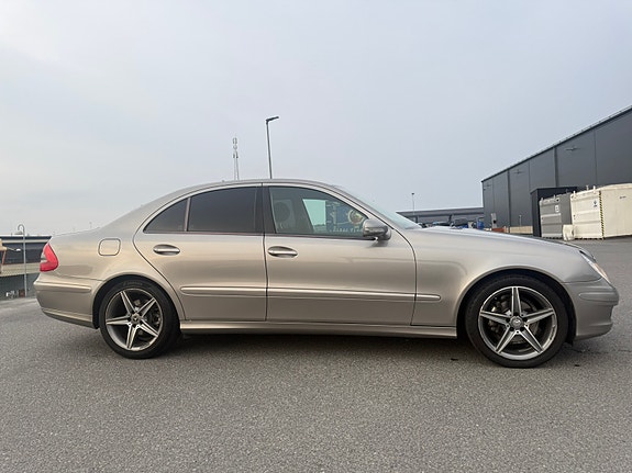 Mercedes-Benz E200 3 of 5
