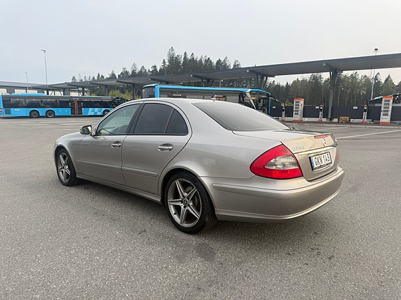 Mercedes-Benz E200 4 of 5