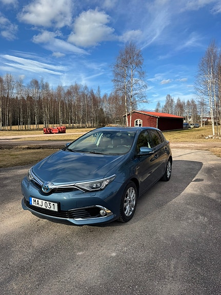 Toyota Auris 2 of 6