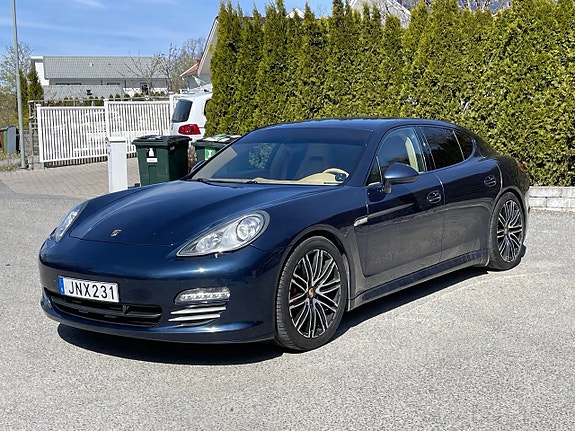 Porsche Panamera 4 2 of 5