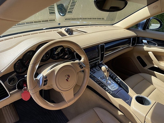 Porsche Panamera 4 17 of 26