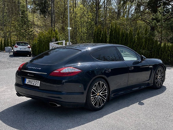 Porsche Panamera 4 4 of 5