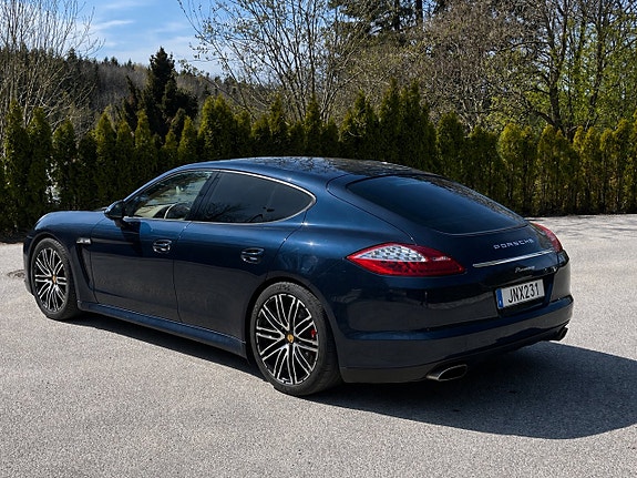 Porsche Panamera 4 3 of 5
