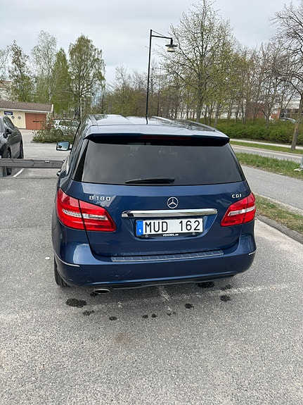 Mercedes-Benz B180 4 of 5