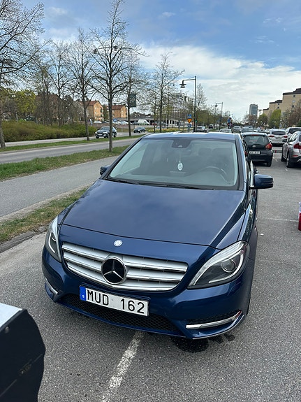 Mercedes-Benz B180 2 of 5