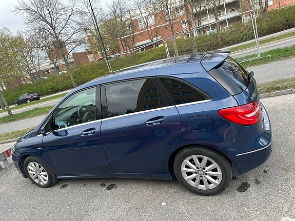 Mercedes-Benz B180 3 of 5