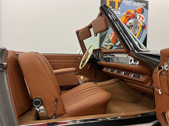 Mercedes-Benz 280 SL 4 of 5