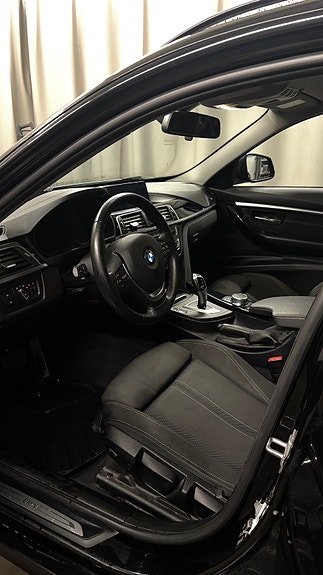BMW 320d 5 of 12