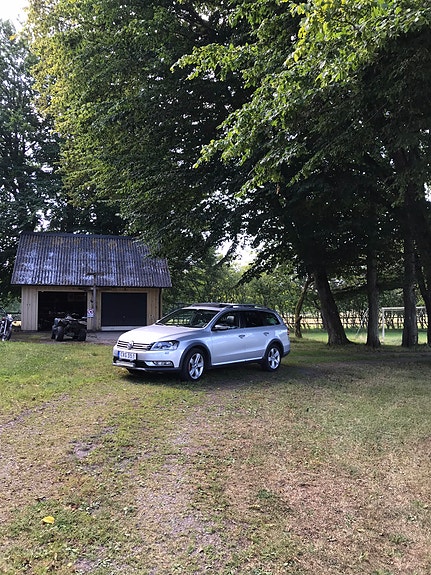 Volkswagen Passat Alltrack 3 of 4