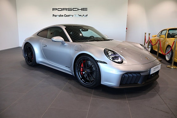 Porsche 911 Carrera 4 GTS 3 of 5