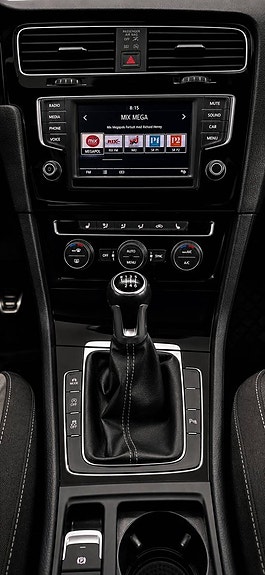 Volkswagen Golf VII 15 of 24