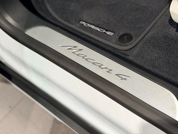 Porsche Macan 12 of 22