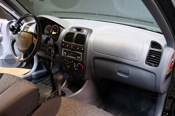 Hyundai Accent 14 of 22