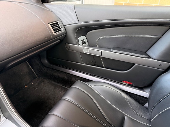 Aston Martin DB9 13 of 17