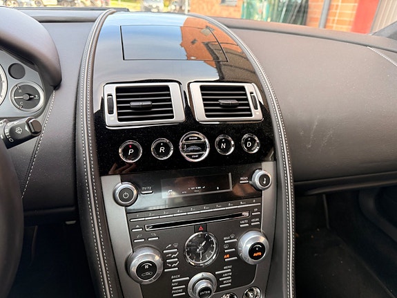 Aston Martin DB9 14 of 17